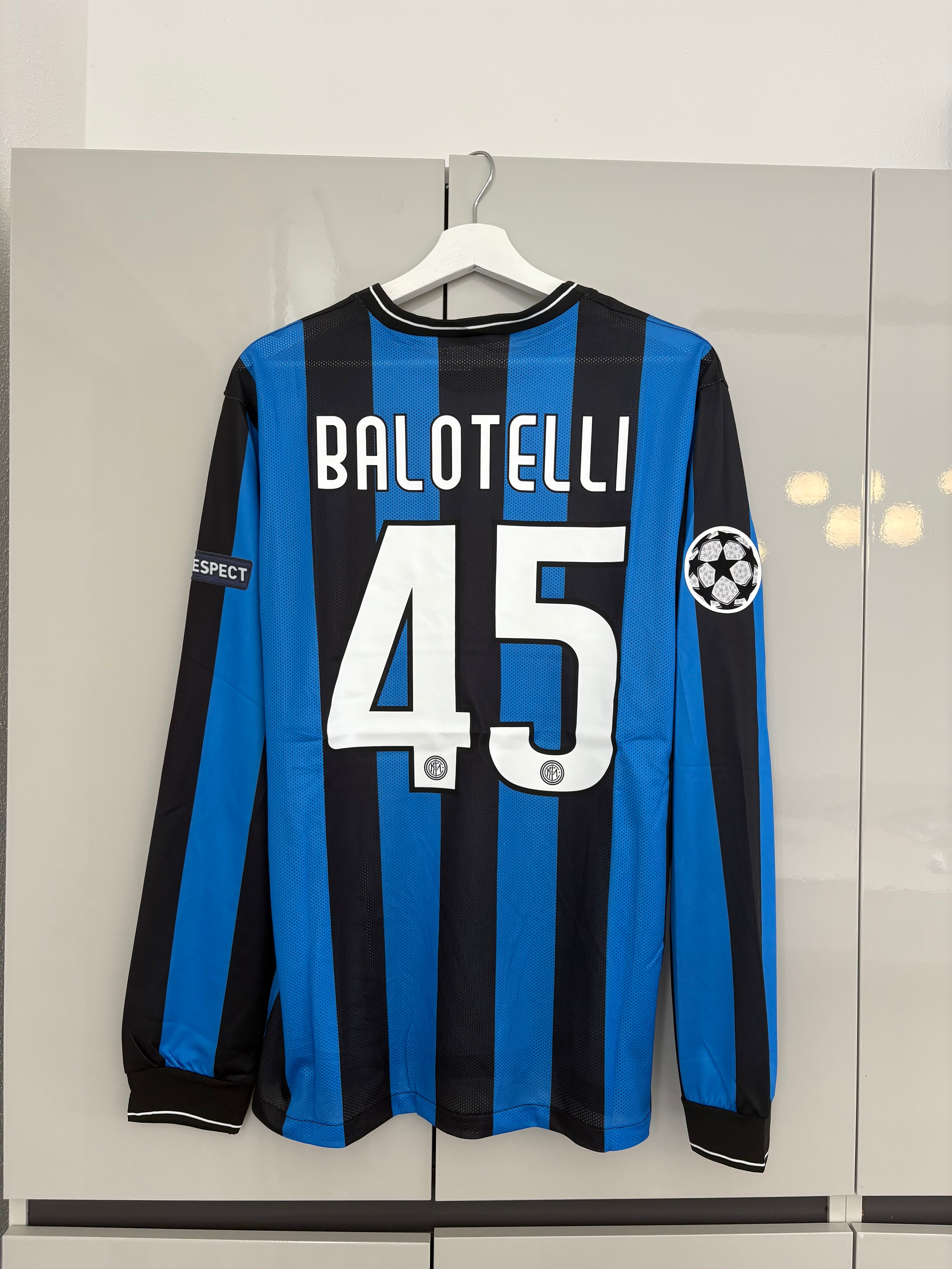 Inter 09/10 longsleeve (balotelli) (pick 1 size bigger)