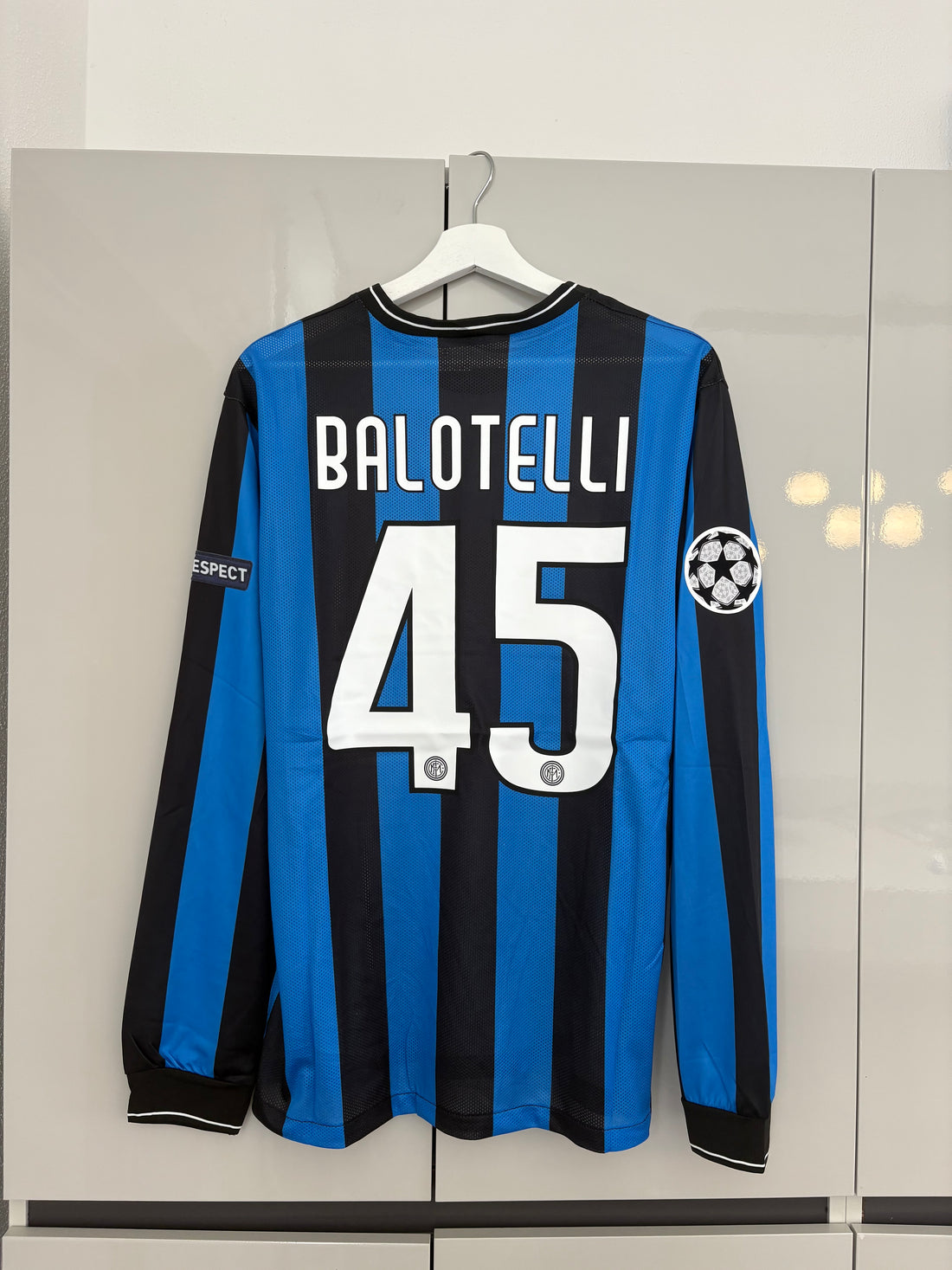 Inter 09/10 longsleeve (balotelli) (pick 1 size bigger)