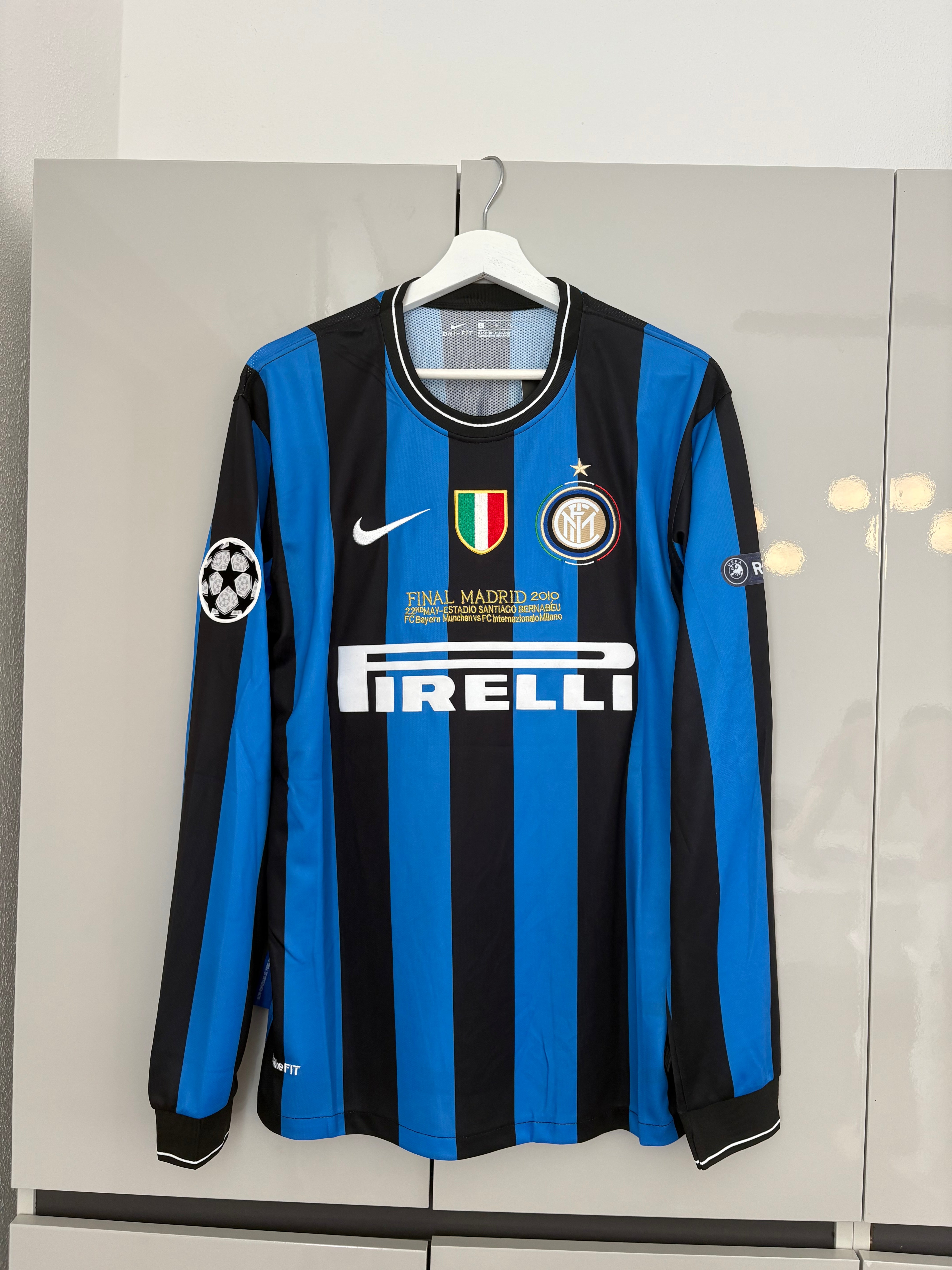 Inter 09/10 longsleeve (balotelli) (pick 1 size bigger)